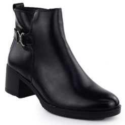 Skórzane botki damskie na klocku czarne T.Sokolski Z25-218. Czarne botki T.Sokolski, bez wzorów, ze skóry, bez obcasa, bez zapięcia. Za 219.99 zł.