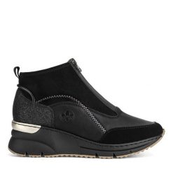 Botki Rieker. Czarne botki Rieker, bez wzorów, bez obcasa, na koturnie, bez zapięcia. Za 349.99 zł.