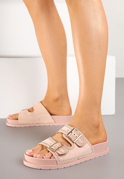 Różowe Klapki z Ozdobnymi Nitami i Dwoma Paskami Helziva. Czerwone klapki Born2be, bez wzorów, z jeansu, bez obcasa, na płaskiej podeszwie. Za 79.99 zł.