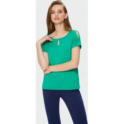 Top z pęknięciami na ramionach. Topy Greenpoint, bez wzorów, z elastanu, bez kołnierzyka, bez ramiączek. Za 34.99 zł.