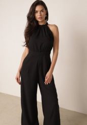 Czarny Kombinezon Elegancki z Broszką Różą 3D i Dekoltem Halter Thaelima. Czarne sukienki Born2be, na co dzień, m, bez wzorów, eleganckie, bez kołnierzyka, bez ramiączek, kopertowe. Za 159.99 zł.