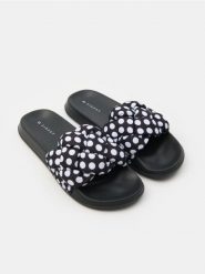 Klapki w kropki - czarny. Czarne klapki Sinsay, bez wzorów, bez obcasa. W wyprzedaży za 29.99 zł.