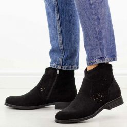 Czarne zamszowe ażurowe botki damskie S.Barski 8019. Czarne botki S.BARSKI, na jesień, w ażurowe wzory, z jeansu, z okrągłym noskiem, bez obcasa, na obcasie, bez zapięcia. Za 229.00 zł.