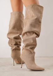 Ciemnobeżowe Kozaki za Kolano Slouchy na Szpilce z Imitacji Zamszu Stona. Brązowe kozaki Renee, za kolano, bez obcasa, na obcasie, bez zapięcia. Za 259.99 zł.