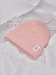 Czapka beanie - różowy. Czerwone czapki Sinsay, z aplikacjami, z dzianiny. Za 9.99 zł.