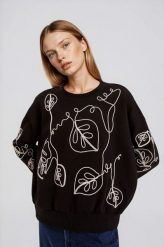 Bluza z ozdobną aplikacją czarna. Czarne bluzy sportowe MOODO, l, z aplikacjami, z bawełny, bez kaptura. Za 139.99 zł.