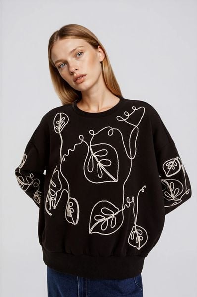Bluza z ozdobną aplikacją czarna. Czarne bluzy MOODO, l, z aplikacjami, z bawełny, bez kaptura. Za 139.99 zł.
