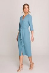 Elegancka sukienka midi z dekoltem V i rozcięciem błękitna. Niebieskie sukienki Stylove, do pracy, na lato, uniwersalny, bez wzorów, z elastanu, biznesowe, bez kołnierzyka, dla wysokich, bez ramiączek, midi, dopasowane. Za 429.00 zł.