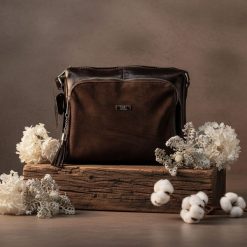 Zamszowa listonoszka ze skóry naturalnej SHE 689 czekolada. Brązowe torebki klasyczne SHE, bez wzorów, ze skóry, na ramię, zamszowe, bez dodatków. Za 349.99 zł.