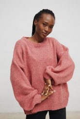 Sweter oversize z bufiastymi rękawami w kolorze BRICK ORANGE - RIVERO-UNI. Pomarańczowe swetry Marsala, na lato, bez wzorów, z wełny, bez ramiączek. Za 249.90 zł.