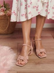 Sandały na obcasie - koralowy. Pomarańczowe sandały Sinsay, bez wzorów, bez obcasa, na obcasie, bez zapięcia. Za 69.99 zł.