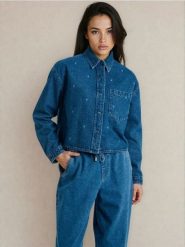 Jeansowa koszula z haftowanymi kwiatami - niebieski. Niebieskie koszule Sinsay, l, bez wzorów, z jeansu, bez kołnierzyka, bez ramiączek. Za 59.99 zł.