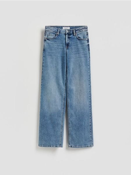 Jeansy straight comfort - niebieski. Niebieskie jeansy Reserved, bez wzorów. W wyprzedaży za 99.99 zł.