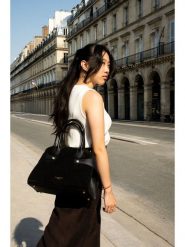 Victor & Hugo Paris Skórzana torebka "Luz" w kolorze czarnym - 31 x 24 x 16 cm rozmiar: onesize. Czarne torby na ramię Victor & Hugo Paris, bez wzorów, z materiału, przez ramię, bez dodatków. Za 369.84 zł.