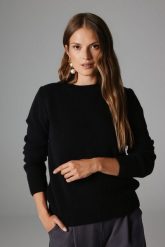 WEŁNIANY SWETER LAURA CZARNY S - Flawless. Czarne swetry Flawless, s, bez wzorów, z dzianiny, bez ramiączek. Za 679.00 zł.