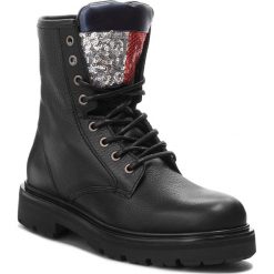 Botki TOMMY JEANS - Big Flag Sparkle Lac EN0EN00243 Black 990. Czarne botki Tommy Jeans, z aplikacjami, z jeansu, bez obcasa, bez zapięcia. W wyprzedaży za 479.00 zł.