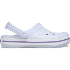 Chodaki sportowe damskie Crocs Crocband Flip. Białe obuwie sportowe Crocs, bez zapięcia. W wyprzedaży za 229.00 zł.