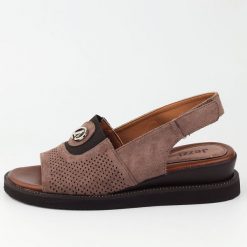 Brązowe sandały damskie na koturnie Jezzi 2267-2. Brązowe sandały Jezzi, bez wzorów, z zamszu, eleganckie, bez obcasa, na koturnie, bez zapięcia. Za 189.00 zł.