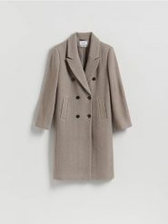 Dwurzędowy płaszcz z wełną - brązowy. Brązowe płaszcze Reserved, l, bez wzorów, z tkaniny, bez kaptura. Za 329.99 zł.