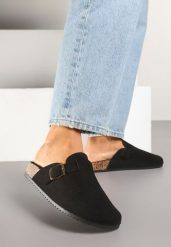 Czarne Klapki Chodaki z Ozdobną Klamrą Alissaria. Czarne klapki Renee, bez wzorów, bez obcasa, na płaskiej podeszwie. Za 49.99 zł.