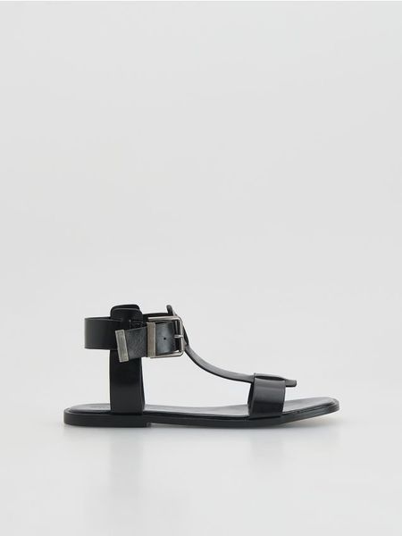 Sandały z łączonych materiałów - mahoniowy. Brązowe sandały Reserved, bez wzorów, z materiału, bez obcasa, bez zapięcia. Za 169.99 zł.