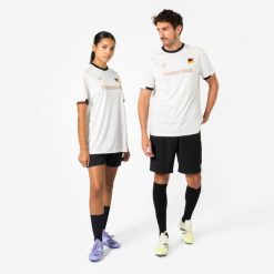 Koszulka piłkarska dla kibiców Niemcy 2026. Białe bluzki KIPSTA, m, bez wzorów, z materiału, sportowe, bez kołnierzyka, bez ramiączek. Za 44.99 zł.