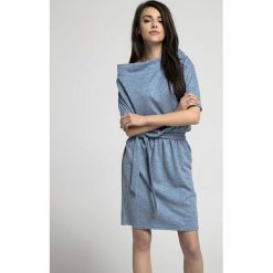 Sukienka w kolorze jasnoniebieskim. Niebieskie sukienki Jesienny butik, na co dzień, xl, bez wzorów, bez kołnierzyka, bez ramiączek, mini, proste. W wyprzedaży za 99.95 zł.