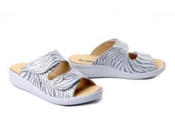 DR. BRINKMANN 701081-03 weiss, klapki damskie. Białe klapki Dr. Brinkmann, bez wzorów, ze skóry, bez obcasa. Za 309.90 zł.