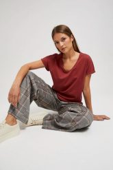 Bawełniany t-shirt z dekoltem w serek bordowy. Czerwone t-shirty MOODO, s, bez wzorów, z bawełny, bez kołnierzyka, bez ramiączek. W wyprzedaży za 13.99 zł.