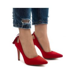 Czerwone zamszowe szpilki D-10. Czerwone szpilki ButyModne, bez wzorów, z zamszu, boho, ze szpiczastym noskiem, bez obcasa, na szpilce, bez zapięcia. Za 89.00 zł.