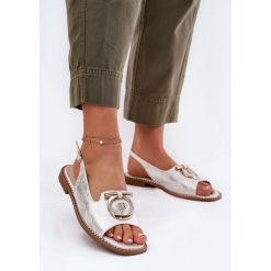Eleganckie Sandały Z Ozdobą Na Płaskim Obcasie S.Barski KV51-003 Srebrne srebrny. Szare sandały z aplikacjami, ze skóry, eleganckie, bez obcasa, na płaskiej podeszwie, bez zapięcia. Za 170.48 zł.