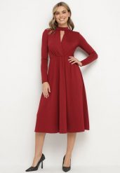 Bordowa Rozkloszowana Sukienka z Ozdobnym Wycięciem i Usztywnioną Linią Ramion Rivfedi. Czerwone sukienki Born2be, na co dzień, l, bez wzorów, eleganckie, bez kołnierzyka, bez ramiączek, midi, proste. Za 159.99 zł.