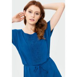 Granatowa sukienka z koronką. Sukienki Greenpoint. Za 129.99 zł.