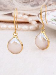 Pierres delicates Pozłacane kolczyki z masą perłową rozmiar: onesize. Białe kolczyki Pierres delicates, z perłą, pozłacane, z zapięciem typu bigiel. Za 43.99 zł.