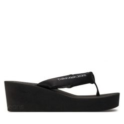Japonki Calvin Klein Jeans. Czarne klapki Calvin Klein Jeans, bez wzorów, z jeansu, bez obcasa. Za 189.99 zł.