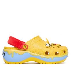 Klapki Crocs. Żółte klapki Crocs, bez wzorów, bez obcasa. Za 359.99 zł.