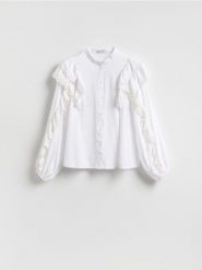 Koszula z falbanami - biały. Białe koszule Reserved, l, bez wzorów, z tkaniny, bez kołnierzyka, bez ramiączek. Za 139.99 zł.