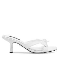 Klapki Nine West. Białe klapki Nine West, bez wzorów, bez obcasa. Za 109.99 zł.