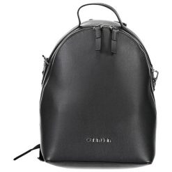 Plecak w kolorze czarnym. Czarne plecaki Calvin Klein, bez wzorów, z materiału. W wyprzedaży za 629.95 zł.