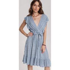 Jasnoniebieska Sukienka Cordetina. Niebieskie sukienki Renee, na co dzień, l, bez wzorów, z materiału, bez kołnierzyka, bez ramiączek, midi, kopertowe. Za 59.99 zł.