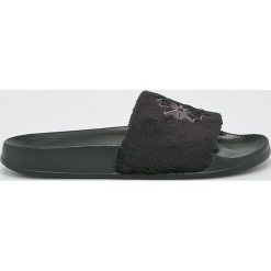 Reebok Classic - Klapki Classic. Czarne klapki Reebok Classic, bez wzorów, z materiału, bez obcasa. W wyprzedaży za 79.90 zł.