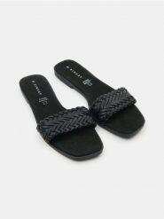Klapki ze skórzaną wkładką - czarny. Czarne klapki Sinsay, bez wzorów, bez obcasa. Za 49.99 zł.