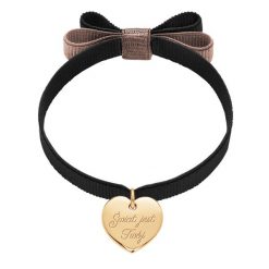 Bransoletka z sercem z grawerunkiem Świat jest Twój na wstążce. Brązowe bransoletki Lilou, pozłacane. Za 158.00 zł.