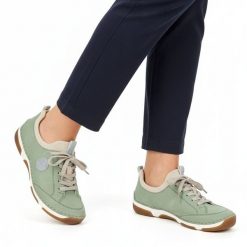 Półbuty damskie Rieker, cholewka skóra ekologiczna wsuwane niski fason zaokrąglony nosek kontrastowe elementy kolorystyczne pętla z tyłu masywna lini. Zielone półbuty wsuwane Rieker, bez wzorów, ze skóry ekologicznej, bez obcasa, na płaskiej podeszwie, bez zapięcia. Za 339.00 zł.