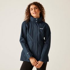 Kurtka przeciwdeszczowa trekkingowa damska Daysha. Niebieskie kurtki sportowe Regatta, m, bez wzorów, z softshellu, trekkingowe. W wyprzedaży za 229.99 zł.