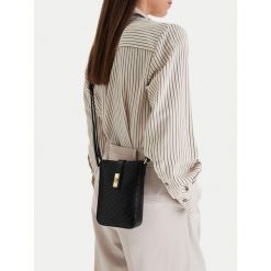 Torebka MEXX. Czarne listonoszki Mexx, bez wzorów, bez dodatków. Za 99.99 zł.