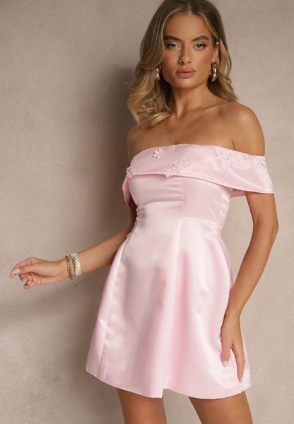 Różowa Sukienka Hiszpanka Vices z Satyny Zdobiona Aplikacjami Fenilune. Czerwone sukienki Renee, na co dzień, na lato, l, z aplikacjami, z satyny, eleganckie, bez kołnierzyka, bez ramiączek, mini, kopertowe. Za 99.99 zł.