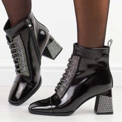 Czarne lakierowane botki damskie na słupku DiA 880-022. Czarne botki DiA, na jesień, bez wzorów, z lakierowanej skóry, bez obcasa, na słupku, bez zapięcia. W wyprzedaży za 276.75 zł.