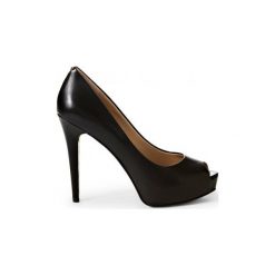 Guess Szpilki damskie FLH124LEA07. Szpilki Guess, z aplikacjami, ze skóry, bez obcasa, na szpilce, bez zapięcia. Za 428.00 zł.