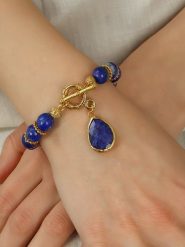 L'Atelier de Gaia Pozłacana bransoletka z lapis lazuli i szafirem rozmiar: onesize. Niebieskie bransoletki L'Atelier de Gaia, z lazurytem, pozłacane. Za 88.02 zł.